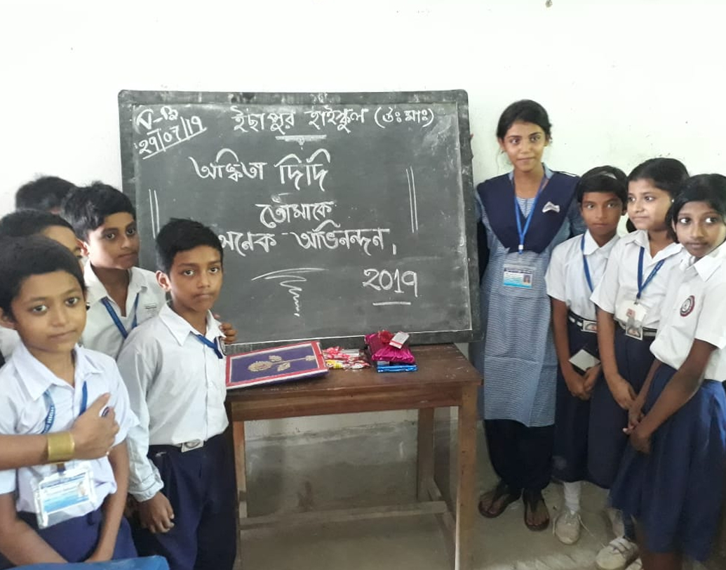 অঙ্কিতার এখনও বিশ্বাস হয় না বাড়ির সামনে ঝাঁ চকচকে গাড়িটা দেখে। এটা তার পুরস্কার! দ্বিতীয় শ্রেণির পড়ুয়া ছোট ভাই তো বলেই দিয়েছে, দিদির নয়, ওই গাড়িটা আসলে তার!