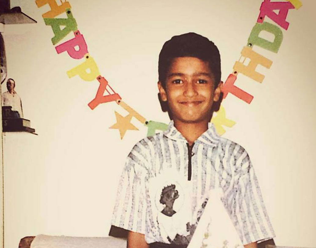 বাবা ঠিকই করে ফেলেছিলেন, যত কষ্টই হোক, দুই সন্তানকে ভাল করে লেখাপড়া শেখাবেন। যাতে কোনও দিন ইন্ডাস্ট্রিতে পা না রাখতে হয়। কিন্তু বাস্তবের চিত্রনাট্য হল অন্য রকম। বড় ছেলে ইঞ্জিনিয়ারিং পাশ করলেন। একটি তথ্যপ্রযুক্তি সংস্থায় ইন্ডাস্ট্রিয়াল ভিজিটে গিয়ে বুঝলেন এই কাজ তাঁর জন্য নয়।