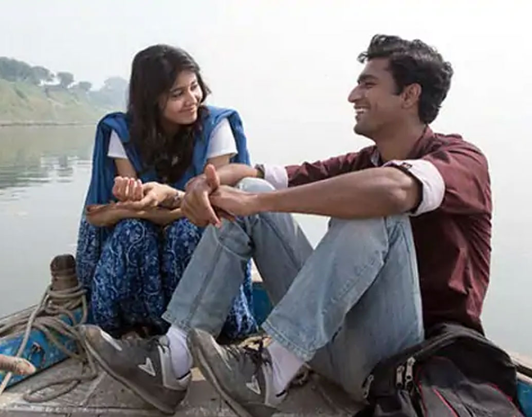 ২০১৫ সালে ‘মসান’ ছবিতে তাঁর প্রথম প্রধান ভূমিকায় অভিনয়। রাজকুমার রাও সরে যাওয়ায় সুযোগ পান ভিকি। ছবিতে ডোম পরিবারের ছেলে তিনি। অভিনয়ের জন্য দিনের পর দিন ছিলেন বারাণসীতে। সামাজিক ভাবে অনগ্রসর পরিবারদের জীবনধারা জানতে। দেশেবিদেশে বিশেষ সমাদৃত হয় ছবিটি। পুরস্কৃত হন ভিকি।