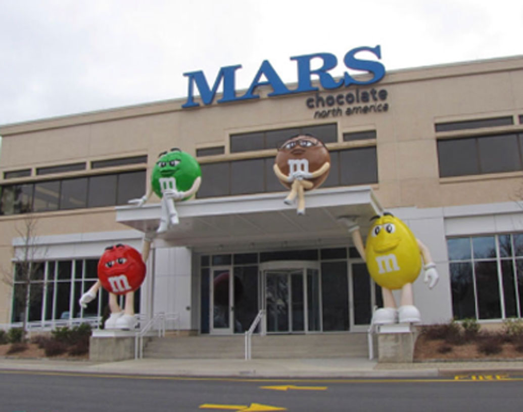 মার্স: এটি একটি মার্কিন কনফেকশনারি সংস্থা। সদর দফতর ভার্জিনিয়ায়। প্রতিষ্ঠাতা ফ্রাঙ্কলিন ক্ল্যারেন্স মার্স। কনফেকশনারি ছাড়াও পশুখাদ্যও তৈরি করে সংস্থাটি। মার্স পরিবারের মোট সম্পত্তির পরিমাণ ৮ লক্ষ ৯৯ হাজার ৯৪৬ কোটি টাকা। সম্পত্তির নিরিখে দ্বিতীয় স্থানে রয়েছে মার্স পরিবার।
