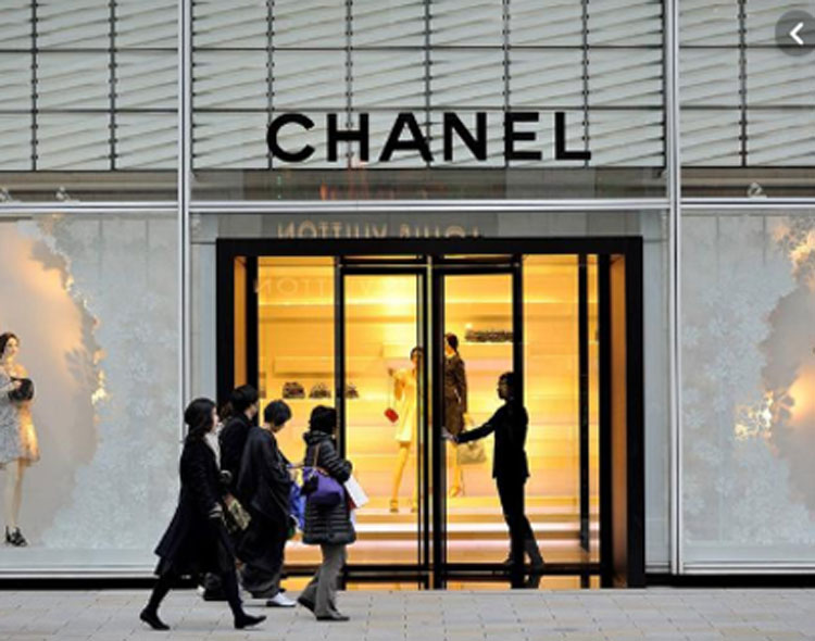 চ্যানেল: এটি একটি ফরাসি সংস্থা। প্রতিষ্ঠাতা কোকো চ্যানেল। মূলত ফ্যাশনের সঙ্গে জড়িত বিভিন্ন সামগ্রী তৈরি করে সংস্থাটি। মোট সম্পত্তির পরিমাণ ৪ লক্ষ ৯৭ হাজার ৭৭৯ কোটি টাকা।