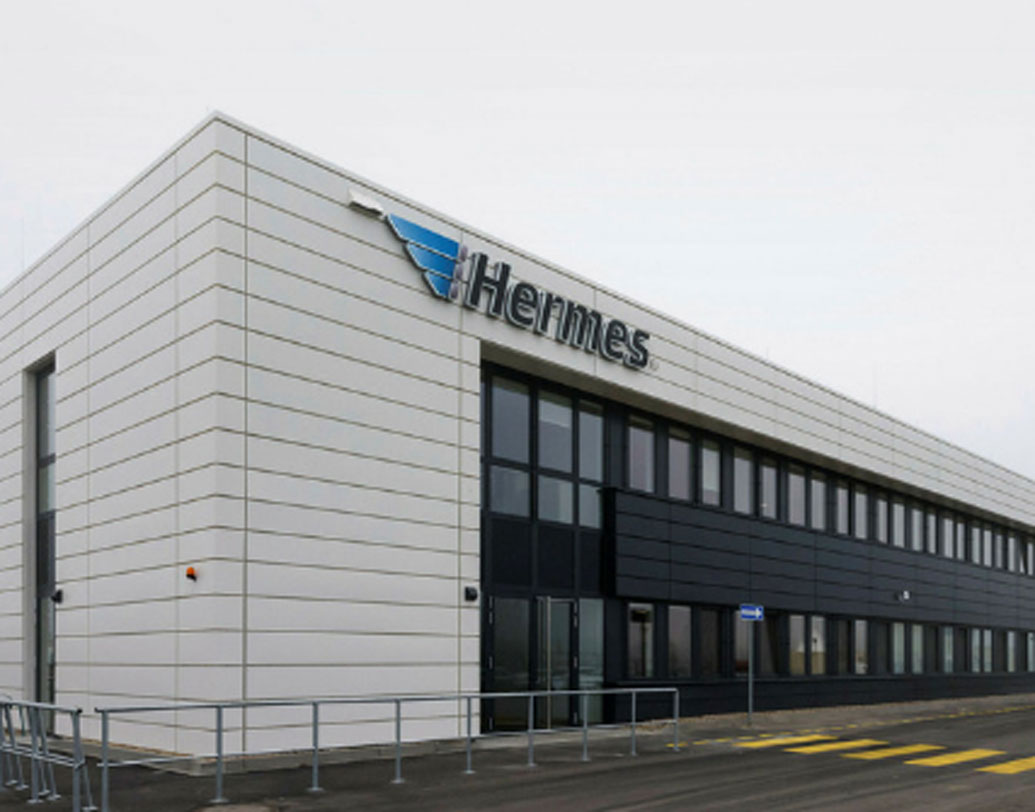 হার্মেস: পোশাক, জুয়েলারি, ঘড়ি, সুগন্ধী, লেদারের সামগ্রী তৈরি করে প্যারিসের এই সংস্থাটি। ১৮৩৭ সালে প্রতিষ্ঠিত হয়। প্রতিষ্ঠাতা থিয়েরি হার্মেস। হার্মেস পরিবারের মোট সম্পত্তির পরিমাণ ৩ লক্ষ ৭৭ হাজার ৭৬৪ কোটি টাকা।