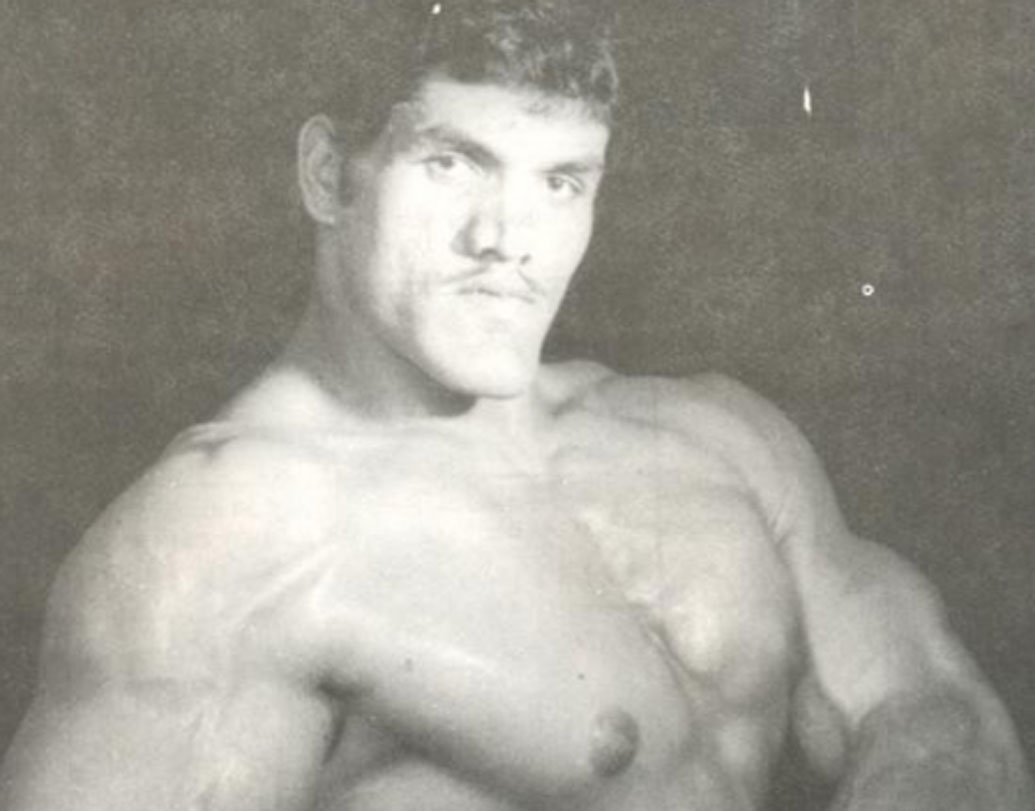 খালির দাবি, স্কুলের শিক্ষক অন্য ছাত্রদের সামনে তাঁকে অপমান করেছিলেন। বইতে খালি এ প্রসঙ্গে বলেন, সে দিন খুব খারাপ লেগেছিল আমার। স্কুলের সহপাঠীরাও হাসি-ঠাট্টা করতে শুরু করে।