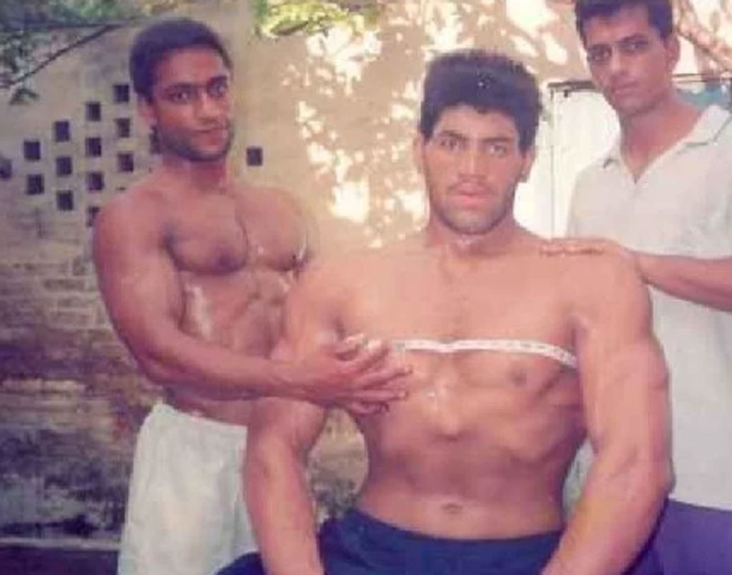 এর পরই খালি সিদ্ধান্ত নেন আর স্কুলমুখো হবেন না। স্কুলের সঙ্গে সব সম্পর্ক ছিন্ন করেন। সেই শেষ স্কুলে যাওয়া। এর পরই দিনমজুরের কাজে লেগে পড়েন তিনি।