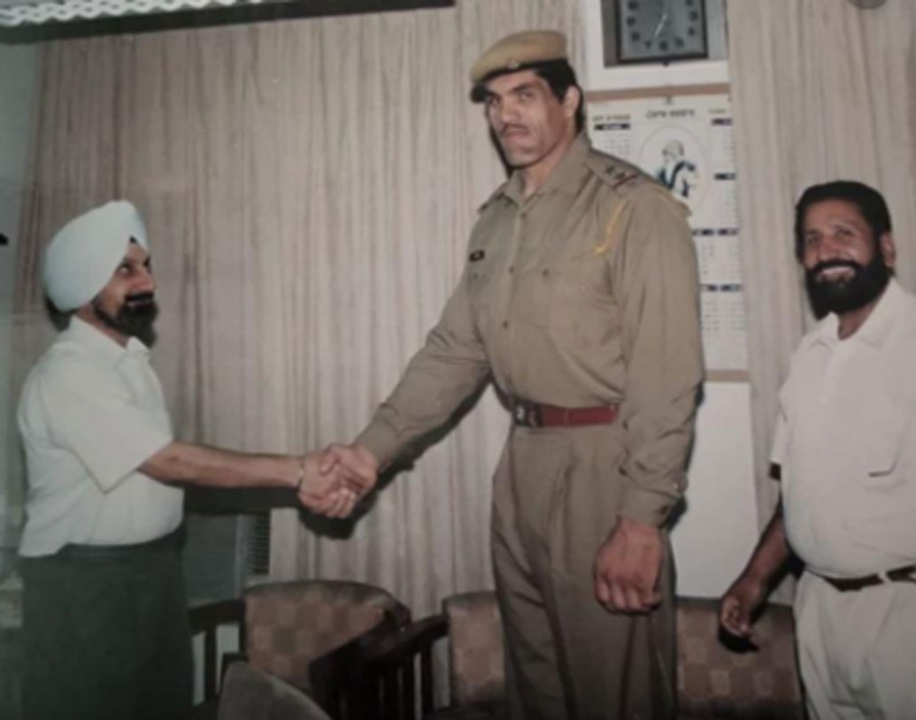 তাঁর বিশাল চেহারার জন্য খালি এর পর শিমলাতে নিরাপত্তারক্ষীর কাজ পান। এই কাজ করার সময় এক পুলিশ আধিকারিকের চোখে পড়েন তিনি। ১৯৯৩-তে পঞ্জাব পুলিশে যোগ দেন তিনি।
