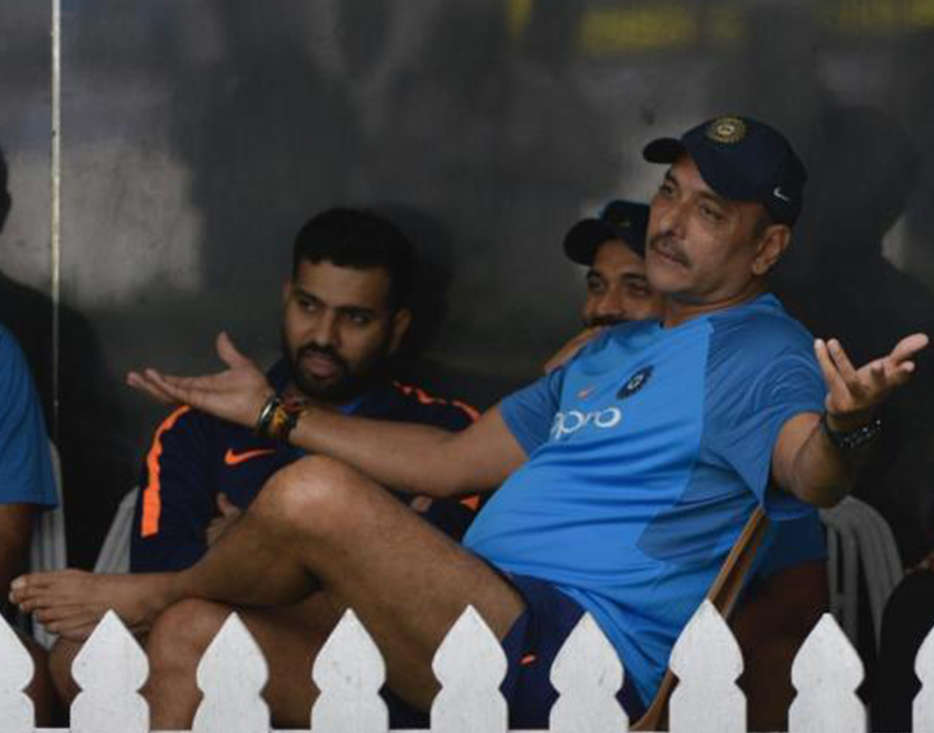 তবে একদিনের ক্রিকেটে অপ্রতিরোধ্য ভারতকে নিয়ে আশা ছিল বিশ্বকাপ জয়ের। সেই কাজে ব্যর্থ হন রবি। প্রশ্ন ওঠে তাঁর দল নির্বাচন নিয়েও। ভারতের মিডল অর্ডারের ব্যর্থতার দায় কোনও ভাবেই এড়াতে পারেন না কোচ। ভাবা হচ্ছিল সেই দায় নিয়ে হয়তো সরিয়ে দেওয়া হবে তাঁকে।