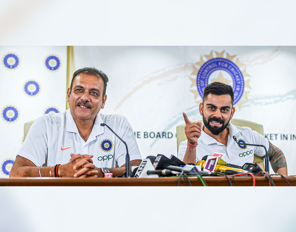 কিন্তু এ বারেও তাঁর ওপরেই ভরসা রাখল অ্যাডভাইজারি কমিটি। আরও দু’বছরের জন্য দায়িত্ব দেওয়া হল তাঁকে। দেখা যাক সেই সুযোগ কাজে লাগিয়ে ভারতের মিডল অর্ডারকে তৈরি করে কোন উচ্চতায় নিয়ে যেতে পারেন কোচ রবি ও অধিনায়ক কোহালির জুটি।