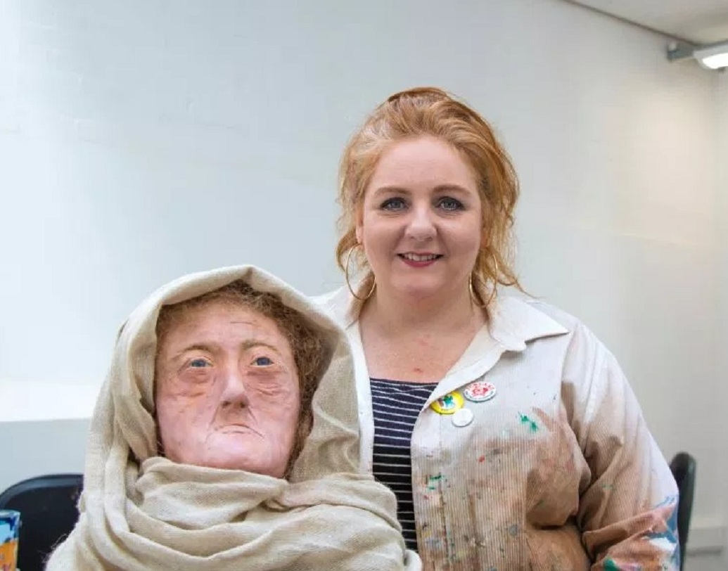 সম্প্রতি এই অসম্ভবকেই সম্ভব করে দেখিয়েছেন স্কটল্যান্ডের ইউনিভার্সিটি অব ডান্ডির ফরেনসিক আর্ট এবং ফেসিয়াল আইডেন্টিফিকেশন বিভাগের স্নাতকোত্তর স্তরের ছাত্রী ক্যারেন ফ্লেমিং।