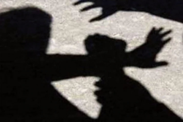 ১০ বছরের ছেলেকে পোশাক খুলিয়ে যৌনাঙ্গে ছড়ানো হল লঙ্কার গুঁড়ো, অভিযোগ পানীয় চুরির