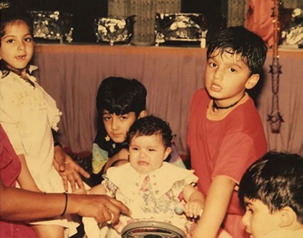 অংশুলার জন্ম ১৯৯২ সালের ২৯ ডিসেম্বর। বাবা মায়ের ঘেরাটোপে সুখী নিশ্চিত পরিবার অবশ্য বেশি দিন পাননি অংশুলা। তাঁর যখন চার বছর বয়স, বাবা প্রযোজক বনি কপূর দ্বিতীয় বিয়ে করেছেন অভিনেত্রী শ্রীদেবীকে। মা, মোনার কাছে বড় হন অর্জুন ও অংশুলা।