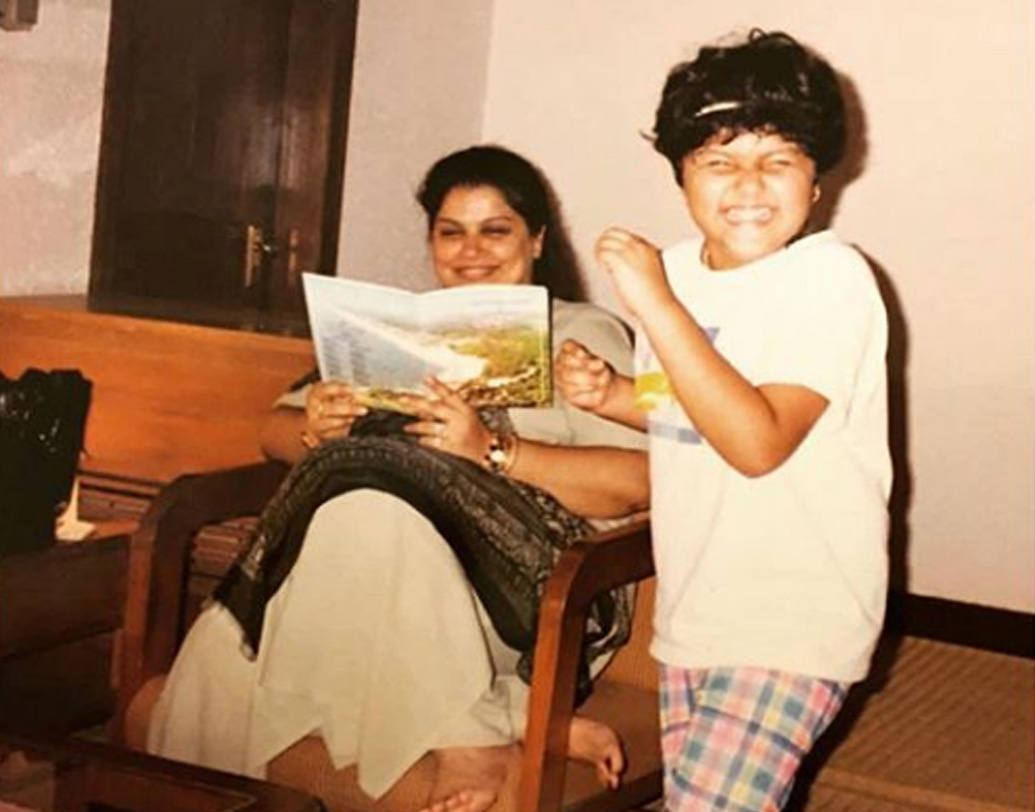 মায়ের স্নেহও বেশি দিন পাননি দুই ভাইবোন। ২০১২ সালে, অংশুলার দশ বছর বয়সে ক্যানসারে আক্রান্ত হয়ে মারা যান মোনা। তাঁর অভিভাবকের জায়গা অনেকটাই নিয়ে আছেন দাদা, অর্জুন। বোনের সঙ্গে খুনসুটিও যেমন চলে, আবার দরকারে শাসন করতেও পিছপা হন না। জানিয়েছেন অংশুলা নিজেই।