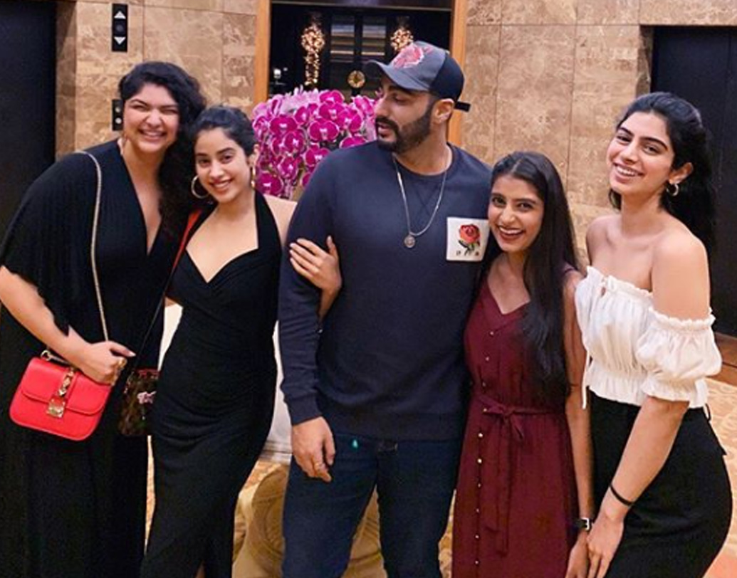 সম্পর্কের পরিবর্তন হয় শ্রীদেবীর মৃত্যুতে। মাতৃহীন সৎ বোন জাহ্নবী ও খুশির পাশে দাঁড়ান অর্জুন ও অংশুলা। কিছুটা হলেও সহজ হয় বাবার সঙ্গে সম্পর্ক।