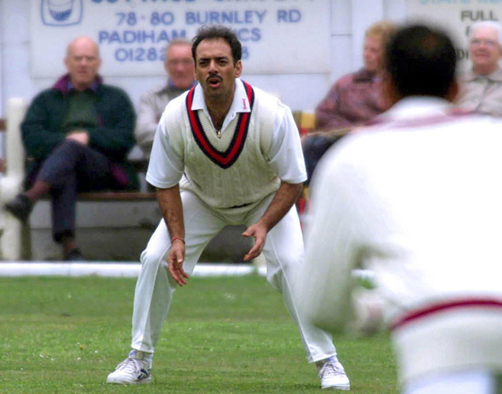 বল হাতেও তিনি কম যেতেন না। বাঁহাতি স্পিনে প্রথম শ্রেণিতে নিয়েছেন ৮৭টি উইকেট এবং লিস্ট এ-তে ১০৮টি উইকেট।