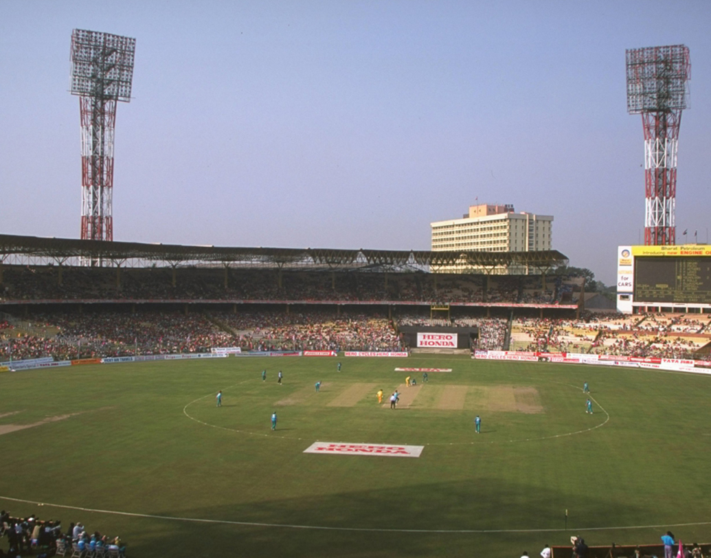 ওয়েস্ট ইন্ডিজের বিরুদ্ধে ইডেনে একদিনের ম্যাচে অভিষেক হয় তাঁর। আন্তর্জাতিক ক্রিকেটে তাঁকে প্রথম বারের জন্য দেখা যায় ১৯৮৮ সালের ২ জানুয়ারি। যদিও সেই ম্যাচে ব্যাট করার সুযোগই পাননি তিনি। দুই ওভার বল করলেও উইকেট পাননি। যদিও ভারত জেতে ৫৬ রানে।