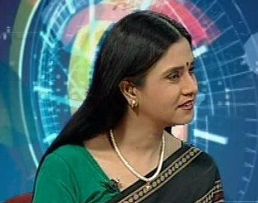 দিল্লি বিশ্ববিদ্যালয়ের নামী প্রতিষ্ঠান লেডি শ্রী রাম কলেজ থেকে তিনি কলাবিভাগে স্নাতক। এরপর জামিয়া মিলিয়া ইসলামিয়া বিশ্ববিদ্যালয় থেকে সাংবাদিকতা ও গণজ্ঞাপনে ডিপ্লোমা। ১৯৯৫ সালে দিল্লি দূরদর্শনে যোগ দেন নীলম।