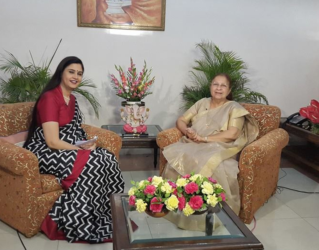 অসুস্থ নীলম ভর্তি ছিলেন নয়ডার একটি হাসপাতালে। অবস্থার অবনতি হওয়ায় তাঁকে ভেন্টিলেশনে রাখা হয়েছিল। কিন্তু শেষ রক্ষা হল না। দূরদর্শনের নিউজ রুম এবং স্টুডিয়োয় আর ফিরলেন না সাংবাদিক নীলম শর্মা।