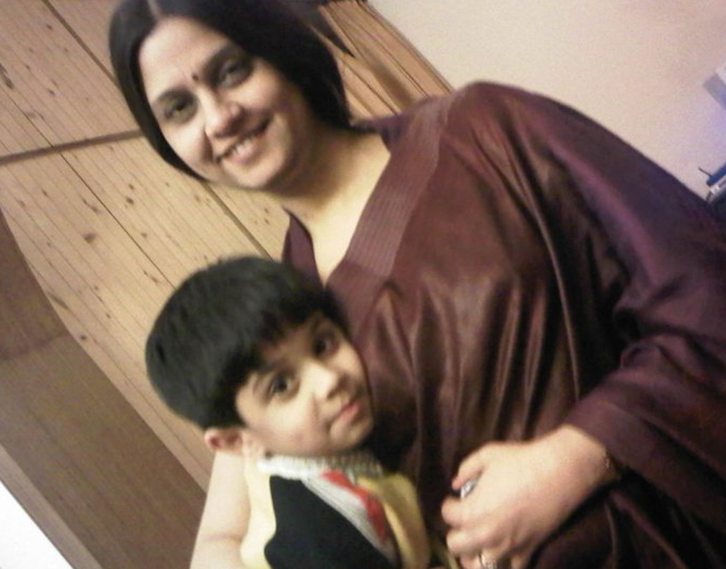 অকালপ্রয়াণে রেখে গেলেন স্বামী, পনেরো বছর বয়সী একমাত্র পুত্র এবং অসংখ্য শোকস্তব্ধ গুণমুগ্ধকে। তাঁর মৃত্যুতে দূরদর্শনের নিউজের তরফে টুইটারে শোকপ্রকাশ করা হয়। পাশাপাশি, তাঁর মৃত্যুতে সোশ্যাল মিডিয়া ভেসে গিয়েছে সাধারণ দর্শকের শোকবার্তায়।