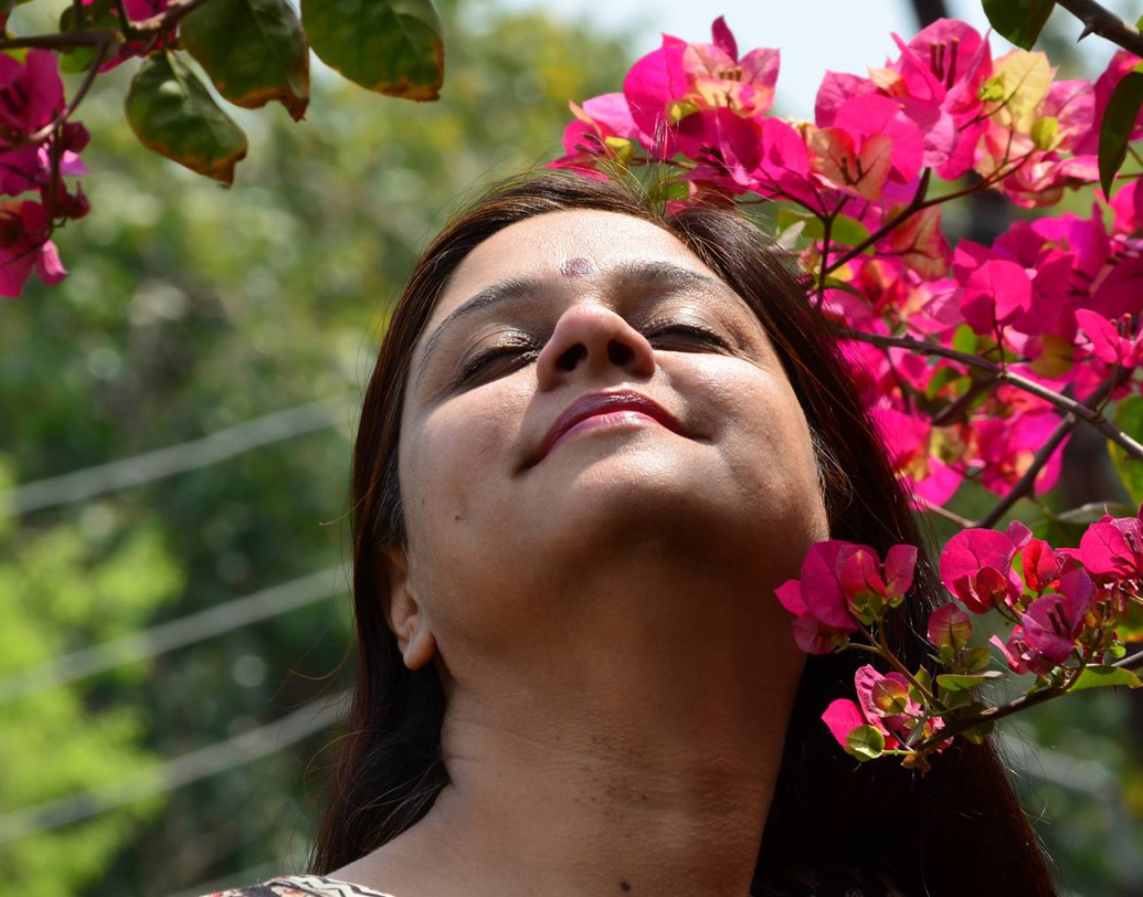 ‘নিউজ রিডার’ থেকে ‘নিউজ অ্যাঙ্কর’-এর যুগসন্ধিতে উত্তরণের মূল কান্ডারি ছিলেন নীলম শর্মা। অকালে স্তব্ধ হয়ে গেল তাঁর কণ্ঠ। প্রসার ভারতীর সিইও শশী শেখর নীলমের পরিবারের প্রতি সমবেদনা জানিয়েছেন। সংস্থার চেয়ারম্যান এ সূর্য প্রকাশ টুইট করেছেন, ‘আমরা আমাদের ‘তেজস্বিনীকে’ হারালাম।’  ছবি : দিল্লি দূরদর্শন এবং সোশ্যাল মিডিয়া।