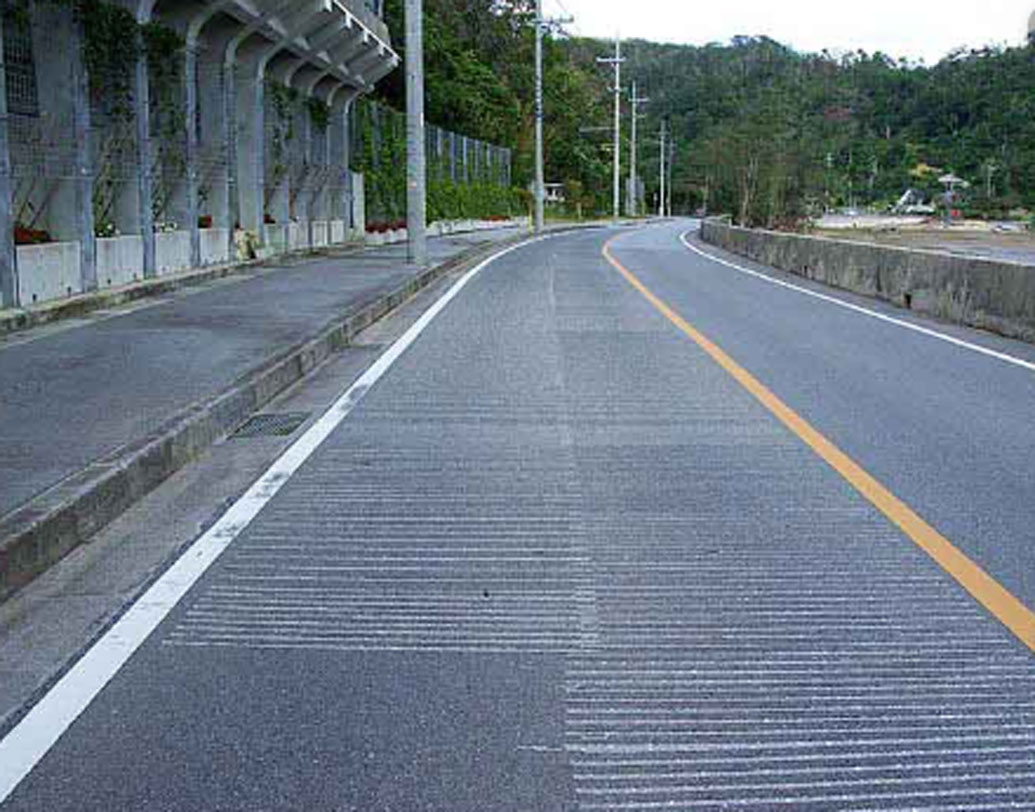 রাস্তাতেই শব্দের এক ধরনের প্রযুক্তি ব্যবহার করেছেন ইঞ্জিনিয়াররা। কোথাও স্বল্প ফারাকে, কোথাও আবার বেশি ফারাকে রাস্তার এ প্রান্ত থেকে ও প্রান্তে সরু চ্যানেল কেটেছেন তাঁরা।