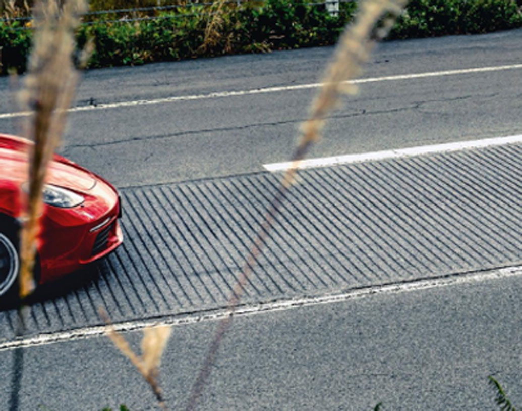 গাড়ি যখন ওই চ্যানেলগুলোর উপর দিয়ে যায়, তখন একটা কম্পন তৈরি হয়। আর সেই কম্পনেই সৃষ্টি হয় সুরের।