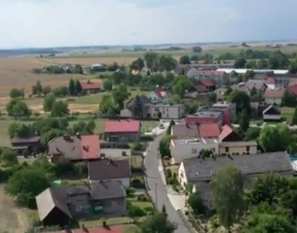 ১৯৪৫-এর আগে এই গ্রাম ছিল জার্মানির অংশ। নাম ছিল, ‘মিসটিটজ’। দ্বিতীয় বিশ্বযুদ্ধের পরে গ্রামটি পোল্যান্ডের অন্তর্ভুক্ত হয়।