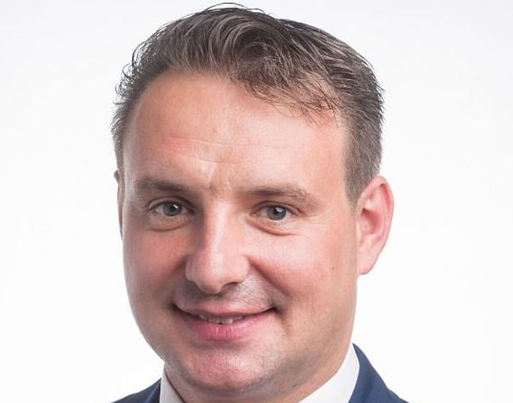 দক্ষিণ পশ্চিম পোল্যান্ডের এই গ্রাম সদ্যোজাত পুত্রসন্তানের মুখ দেখার জন্য সাগ্রহে অপেক্ষায়। গ্রামের মেয়র ঘোষণা করেছেন, যে দম্পতি পুত্রসন্তান উপহার দেবেন গ্রামকে, তাঁদের জন্য থাকবে বিশেষ বিস্ময়-উপহার।