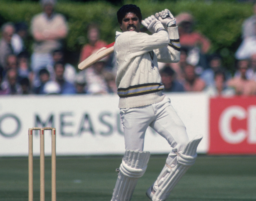 কপিল দেব- ভারতের সর্বকালের সেরা অলরাউন্ডার বললে তাঁর নামই আসে মাথায়। হরিয়ানা হ্যারিকেনের ব্যাট হাতে যেমন আছে ১৭৫ নটআউটের ইনিংস, তেমনই রয়েছে এক ইনিংসে নয় উইকেট নেওয়ার কৃতিত্বও।