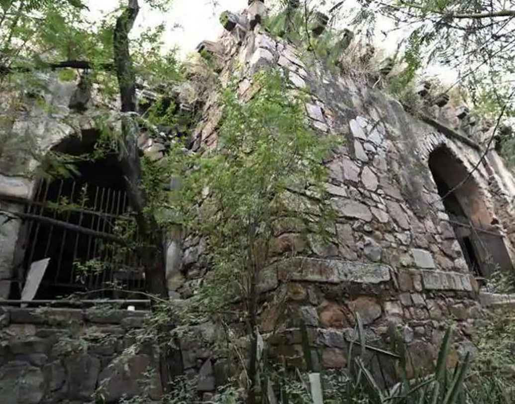 মুঘল সাম্রাজ্যের শেষ দিকে ভারতে শক্তিশালী হয়ে উঠেছিলেন প্রাদেশিক শাসকরা। তাঁদের মধ্যে অন্যতম অযোধ্যার নবাব-বংশ। মালচা মহল ছিল তাঁদেরই। স্বাধীন ভারতে সরকারের কাছ থেকে সেটি ফিরে পেতে মঞ্চে অবতীর্ণ হন বেগম ওয়ালিয়ৎ মহল। তাঁর দাবি ছিল, তিনি লখনউয়ের শেষ নবাব ওয়াজিদ আলি শাহের প্রপৌত্রী।