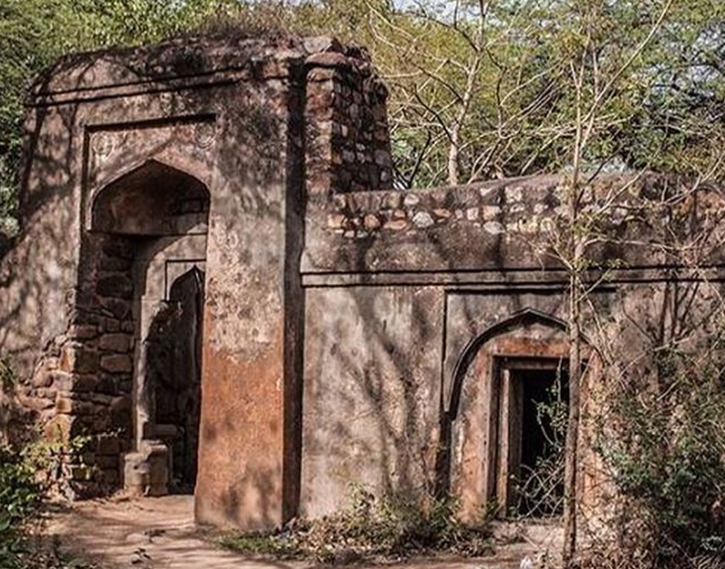 প্রায় দশ বছর তাঁরা অস্থায়ী ভাবে ছিলেন দিল্লি স্টেশনের ভিআইপি এনক্লোজারে। শেষে বহু টানাপড়েনের পরে স্থির হয়, তাঁদের ঠাঁই হবে মালচা মহলে। ১৯৮৪ সালে তৎকালীন প্রধানমন্ত্রী ইন্দিরা গাঁধীর পদক্ষেপে বেগম ওয়ালিয়ৎ মালচা মহলে থাকার অনুমতি পান। ১৯৮৫ সালের মে মাসে তিনি তাঁর ছেলে, মেয়ে ও পোষ্য কুকুরদের‌ নিয়ে এসে ওঠেন সেখানে। যা কোনও এক সময়ে ছিল অযোধ্যার নবাব বংশেরই।