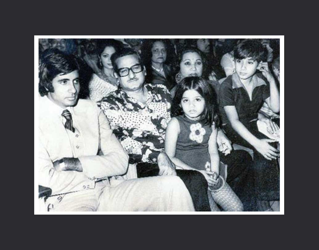 রবিনার জন্ম ১৯৭৪-এর ২৬ অক্টোবর। বলিউডের পরিচালক-প্রযোজক রবি টন্ডনের মেয়ে হয়েও প্রথম দিকে অভিনয়ে আসার ইচ্ছে বিশেষ ছিল না রবিনার। যমুনাবাই স্কুল থেকে পাশ করে তিনি স্নাতক কোর্সে ভর্তি হয়েছিলেন মিঠিবাই কলেজে। কিন্তু স্নাতক না হয়ে মাঝপথেই ছেড়ে দেন কলেজ।