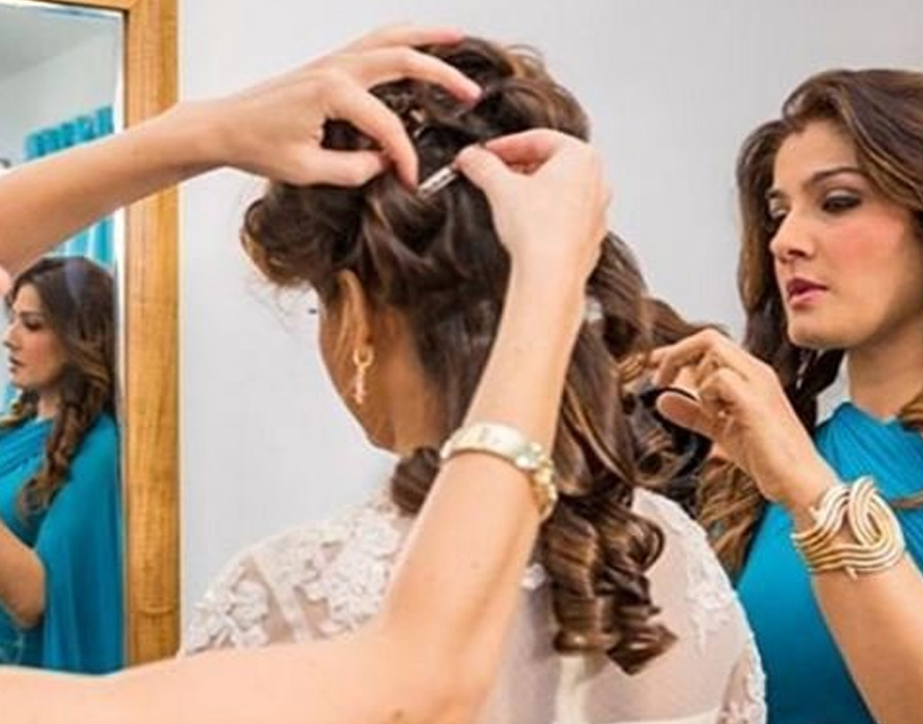 বাবার নাম ‘রবি’ এবং মায়ের নাম ‘বীণা’ মিলিয়েই তাঁর নাম রাখা হয় রবিনা। মায়ের সঙ্গে তিনি প্রায়ই যেতেন অনাথাশ্রমে। ১৯৯৫ সালে রবিনার এক আত্মীয়া দুই কন্যাসন্তানকে রেখে প্রয়াত হন।