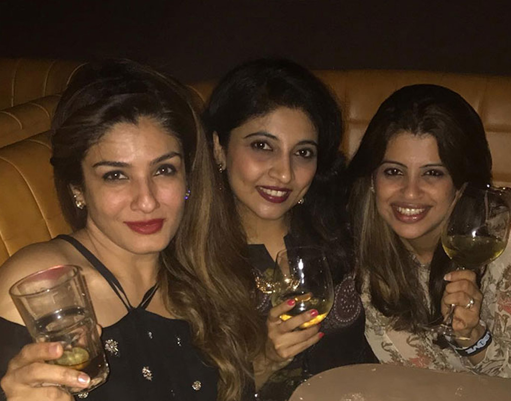 মাতৃহীন দুই কন্যা, পূজা ও ছায়াকে দত্তক নেন রবিনা। বলেই দিয়েছিলেন, তাঁকে যিনি বিয়ে করবেন, তাঁকে রবিনার দুই পালিত কন্যা ও পোষ্য কুকুরদের নিয়েই বিয়ে করতে হবে। তাদের ছাড়া তিনি শ্বশুরবাড়িতে পা রাখবেন না।