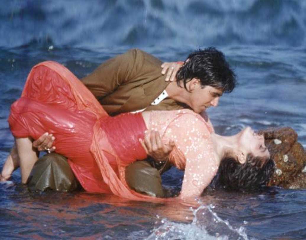 এর মাঝেই অন স্ত্রিনের মতো জমে উঠল অক্ষয়-রবিনার অফ স্ক্রিন প্রেমও। কিন্তু তিন বছর পরে সেই সম্পর্ক ভেঙে যায়। শোনা যায়, অক্ষয়ের ক্যাসানোভা ইমেজ মেনে নিতে পারেননি রবিনা। প্রেম ভেঙে যাওয়ার পরে রবিনা সাময়িক ভাবে চরম অবসাদগ্রস্ত হয়ে পড়েছিলেন।