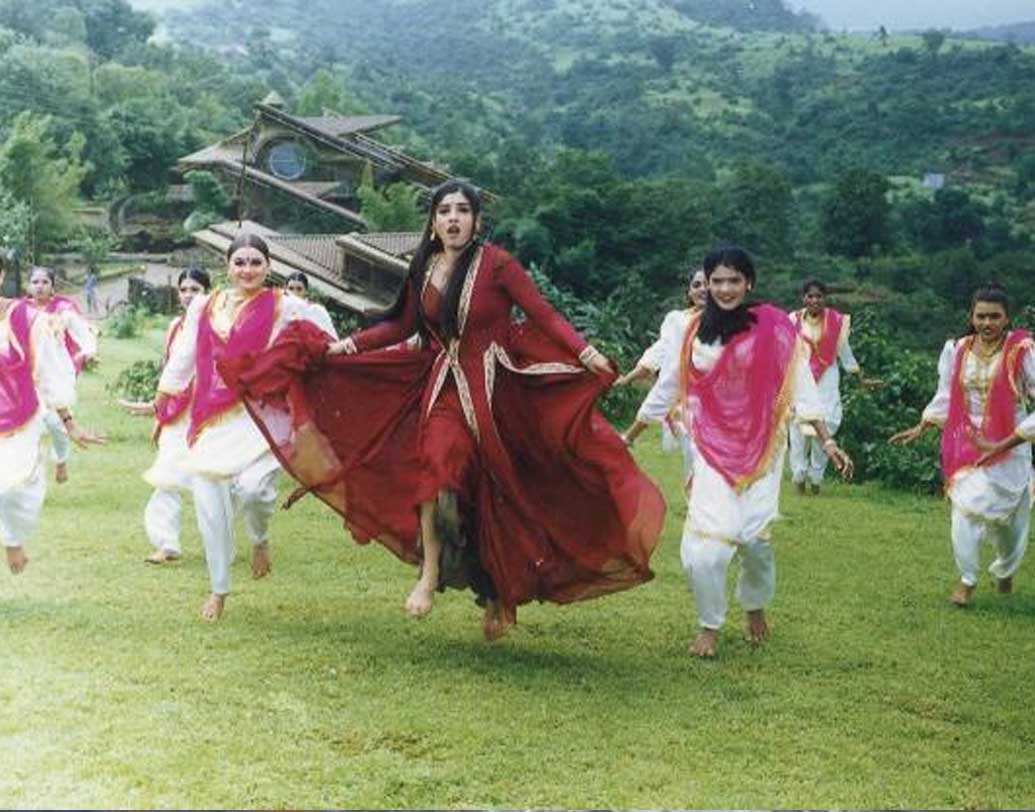 ১৯৯১-১৯৯৯ ছিল রবিনার কেরিয়ারের সেরা সময়। ‘আন্দাজ অপনা অপনা’, ‘জিদ্দি’, ‘গুলাম-এ-মুস্তাফা’, ‘বড়ে মিঞা ছোটে মিঞা’— রবিনার সফল ছবিগুলির মধ্যে অন্যতম। বড় পর্দার পাশাপাশি কাজ করেছেন টেলিভিশন শো-তেও।