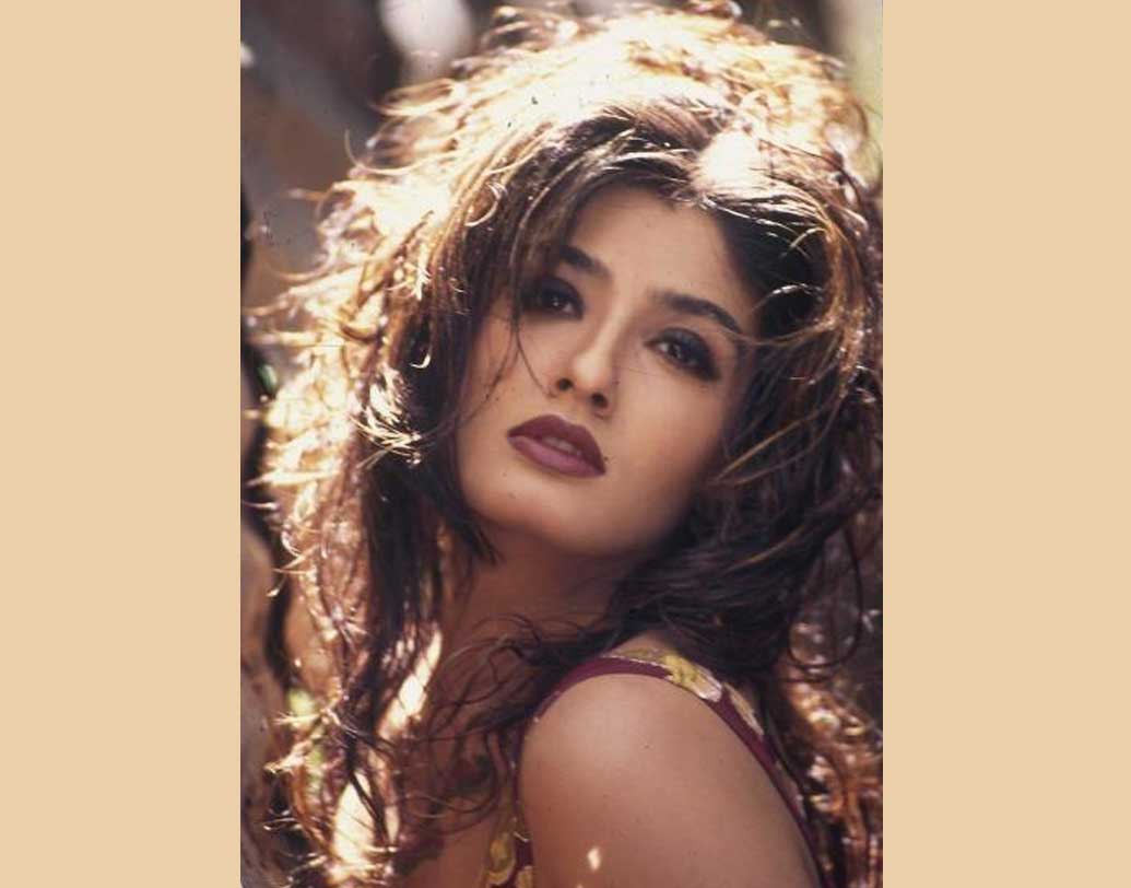 বলিউডের খলনায়ক ম্যাক মোহন এবং অভিনেত্রী কিরণ রাঠৌরের আত্মীয় রবিনার ছুটি কাটানোর প্রিয় জায়গা সুইৎজারল্যান্ড। প্রিয় খাবার তন্দুরি চিকেন, ধোকলা আর তন্দুরি পনীর।