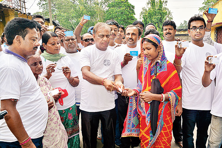 কুলটিতে কার্ড বিলি বিধায়ক উজ্জ্বল চট্টোপাধ্যায়ের। —নিজস্ব চিত্র