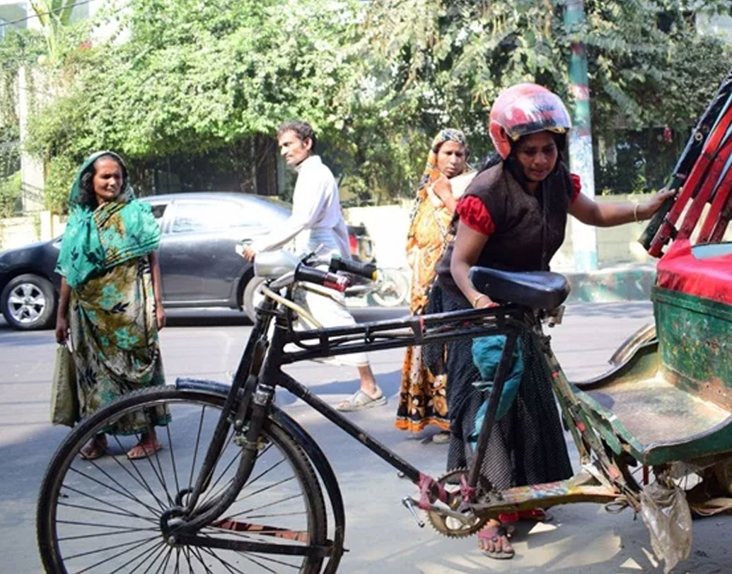 এই অবস্থায় নিম্নবিত্ত পরিবারের আর পাঁচজন মহিলা যা করেন, তাই করলেন জেসমিন। লোকের বাড়ি কাজ নিলেন। কিন্তু দেখলেন তাতে সমস্যার সুরাহা হল না । সংসারে অনটন থেকেই গেল। তার উপর, জেসমিন বাচ্চাদের দেখভালের সময়ও পাচ্ছিলেন না।