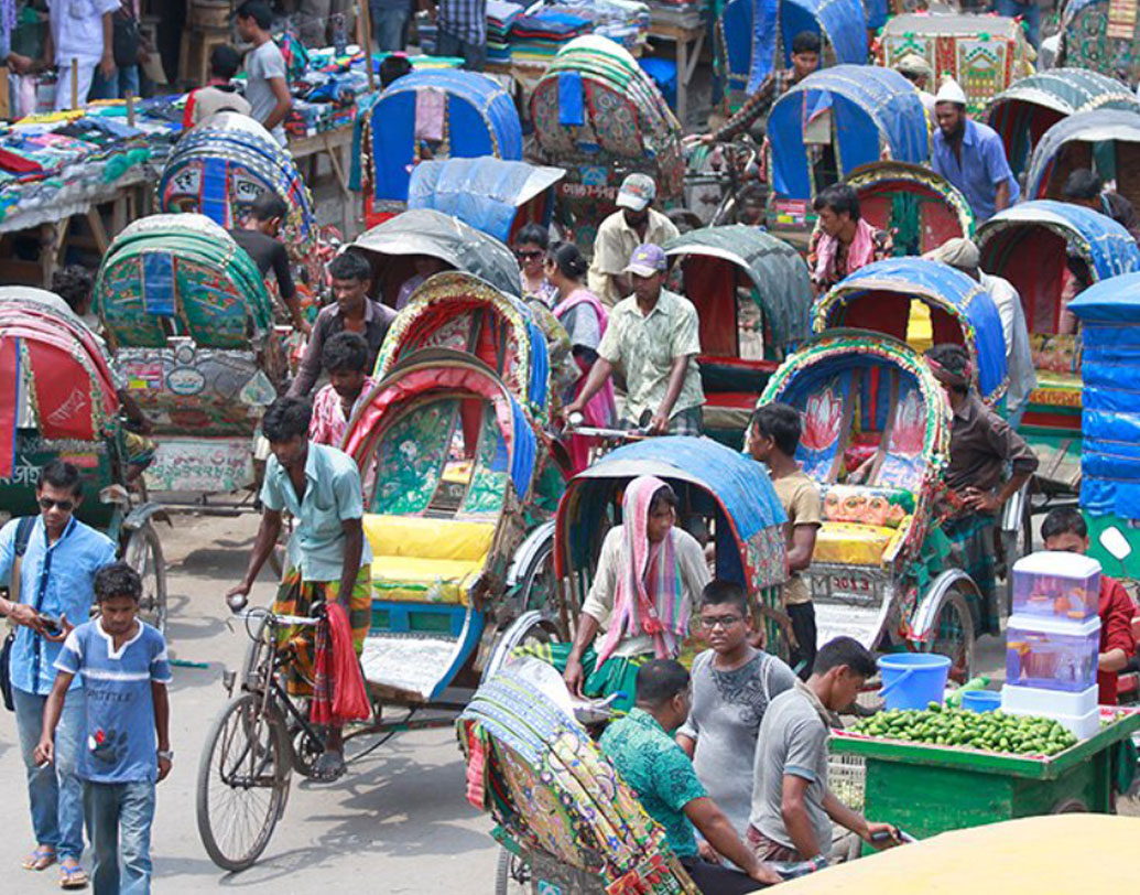 এ বার কি তবে ভিক্ষা?  জেসমিনের মন থেকে সায় দিল না। আল্লাহ একজোড়া হাত আর একজোড়া পা দিয়েছেন। তার পরেও কেন বিনা পরিশ্রমে উপার্জন করবেন?  ভাবলেন, এমন পথে যাবেন যেখানে মেয়েরা সাধারণত পা রাখেন না।