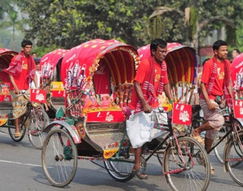 পড়শির একটি সাইকেল রিকশা নিয়ে শুরু হল চেষ্টা। প্রথমে দুঃসাধ্য মনে হলেও কয়েকদিনের মধ্যে আয়ত্তে এসে গেল। জেসমিন ঠিক করলেন তিনি রিকশা চালিয়েই উপার্জন করবেন।