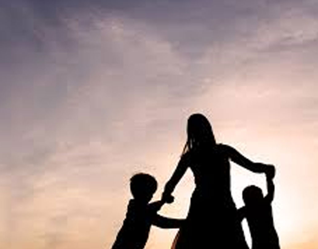 কার্যত অসম্ভবকেই সম্ভব করে দেখিয়েছেন জেসমিন। চট্টগ্রামের রাস্তায় রিকশা চালান তিনি, সম্ভবত বাংলাদেশের অন্যতম মহিলা রিকশাচালক। রিকশার প্যাডলই তাঁর এবং সন্তানদের মুখে খাবার তুলে দিয়েছে। তিন সন্তানের স্কুলের বেতনের জোগান দিয়েছে।