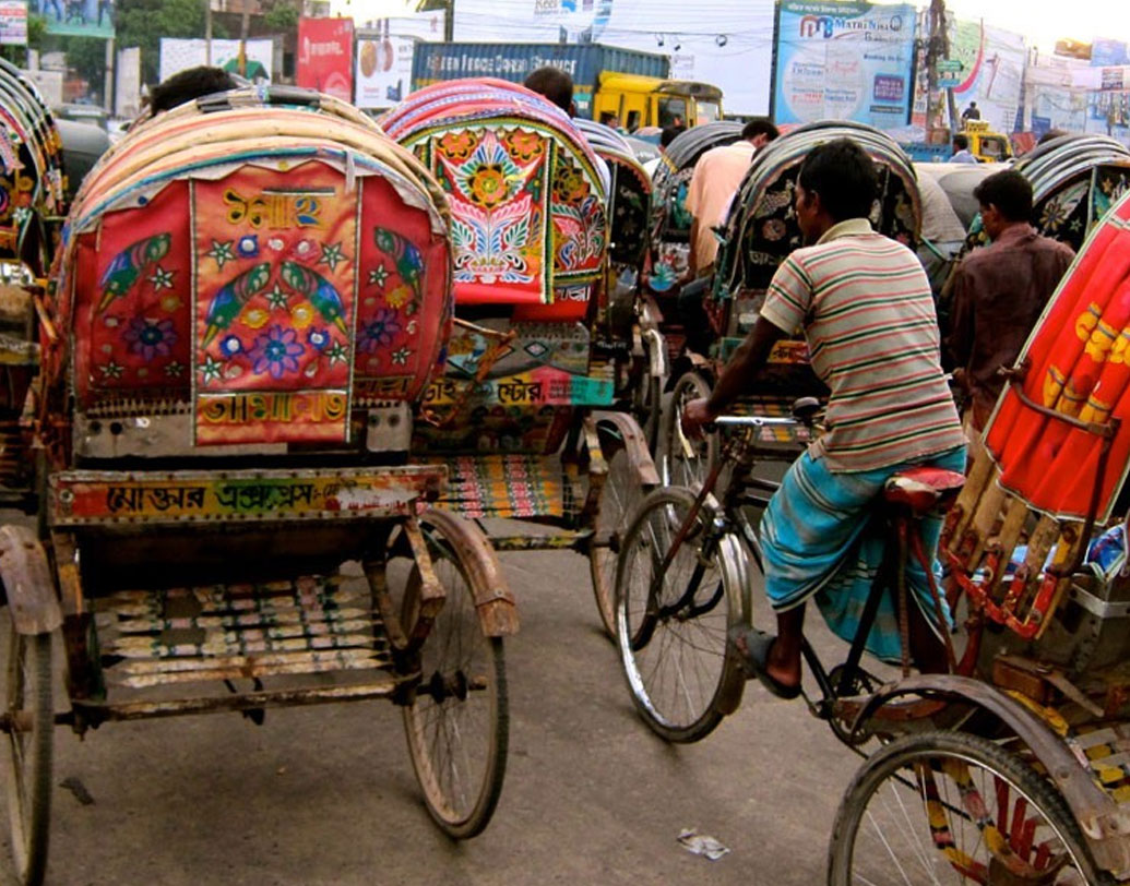 জেসমিনের কাছে লড়াই শুধু অসম্ভব নয়। ছিল অত্যন্ত অসম। প্রথম দিকে উড়ে এসেছে অসংখ্য টিপ্পনি। ‘এটা মেয়েদের কাজ নয়’, ‘এই কাজ ইসলামবিরোধী’, শুনতে হয়েছে এরকম বক্রোক্তি। কিন্তু দাঁতে দাঁত চেপে লড়াই চালিয়ে গিয়েছেন জেসমিন।