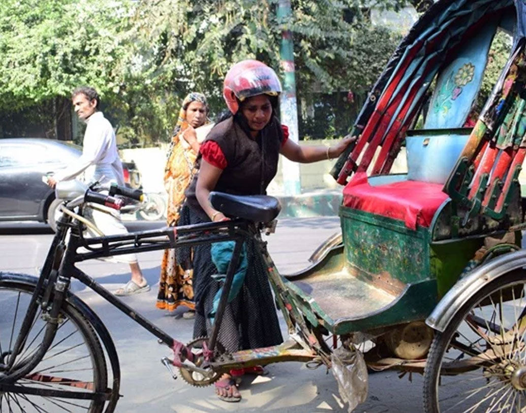 প্রথম দিকে সওয়ারি পেতেন না তিনি। কিন্তু হাল ছাড়তে নারাজ জেসমিন। সংগ্রামের মূল্য পেয়েছেন তিনি। এখন যাত্রী পেতে সমস্যা হয় না। পুরনো যাত্রীরা তো আছেনই। নতুনরা প্রথমে একটু থমকে যান ঠিকই। কিন্তু শেষ অবধি জেসমিনই তাঁদের পৌঁছে দেন গন্তব্যে।