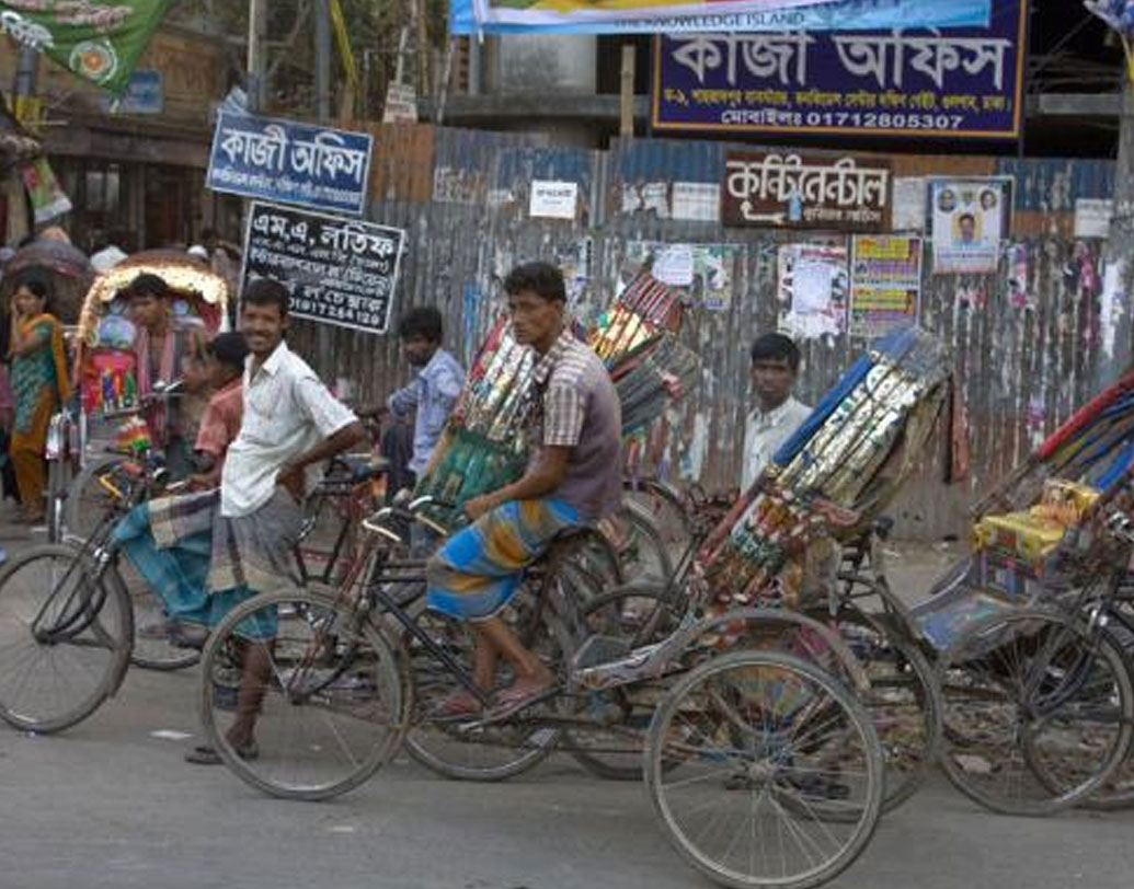 অমানুষিক পরিশ্রম হয় জেসমিনের। কিন্তু নিজের জীবনে খুশি জেসমিন। রিকশা চালিয়ে প্রতি মাসে বাংলাদেশি মুদ্রায় তাঁর উপার্জন হয় ১৫ হাজার টাকার বেশি।