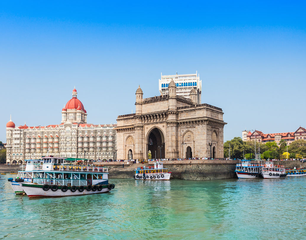 সীমার জন্ম মহারাষ্ট্রের খরাপ্রবণ জেলা বীড়ে। আশৈশব কৈশোর সে ভাবে কোনও দিন দেখেননি ম্যানগ্রোভ অরণ্য। বড় হয়ে ঠিক করলেন খুঁজে বের করতে হবে সেই অরণ্যকে। যা ছিল উপকূলবর্তী শহর মুম্বইয়ের পরিচয়। যা প্রায় হারিয়ে গিয়েছে নগরায়ণের চাপে। মুম্বইবাসীকে চেনাতে চাইলেন তাঁদের শহরের শিকড়। যা আকাশছোঁয়া বহুতলের সারিতে নেই। বরং আছে লবণাক্ত অরণ্যের শ্বাসমূলে।        ছবি : শাটারস্টক