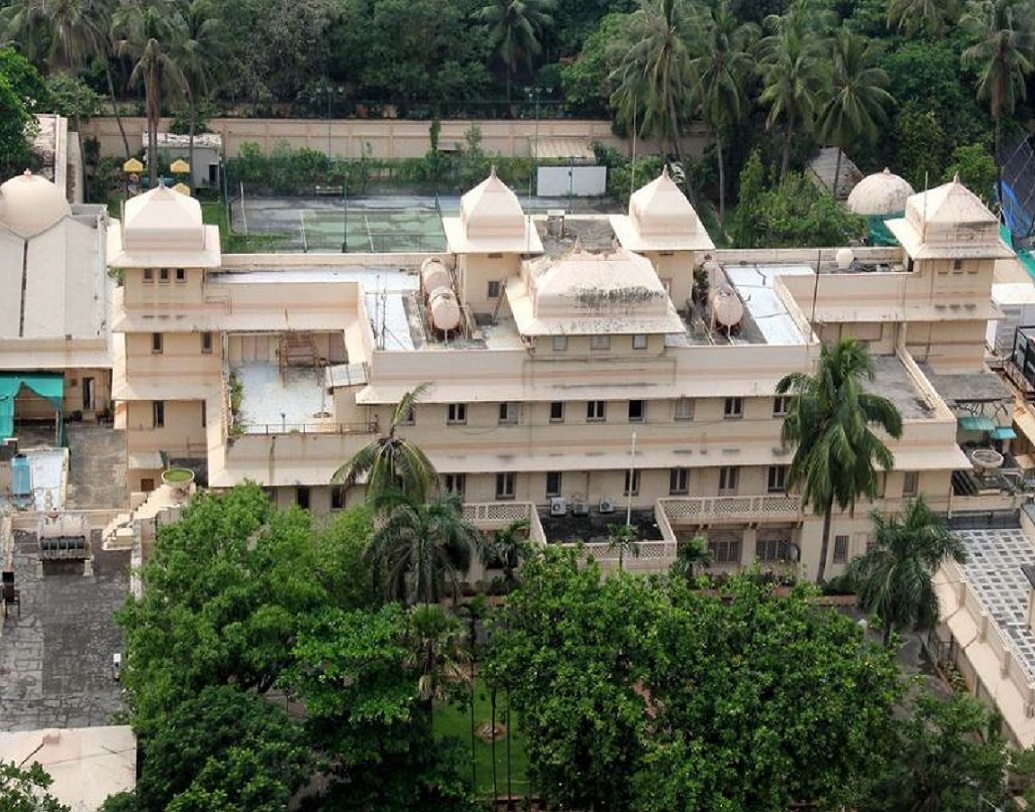 সাইরাসের কেনা এই বাড়ি এই মুহূর্তে ভারতের সবচেয়ে বেশি দামে কেনা বাড়ি হিসাবে গণ্য করা হয়। ২ একর জমির উপর তৈরি ৫০ হাজার বর্গফুটের এই বিশালাকার প্রাসাদটি মুম্বইয়ের ব্রিচ ক্যান্ডি এলাকায় ভুলাভাই দেশাই রোডে অবস্থিত।