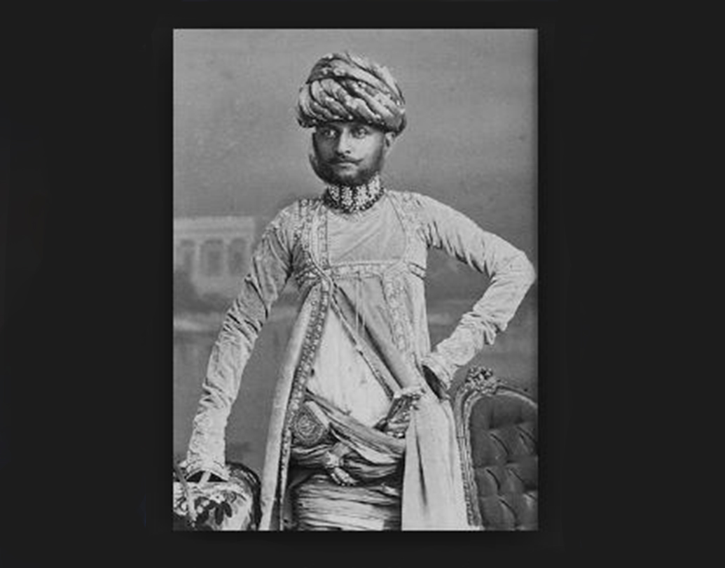 ১৯৩৩ সালে এই রাজপ্রাসাদটি তৈরি করেন ব্রিটিশ স্থপতি ক্লড ব্যাটলি। প্রাসাদটি ওয়াঙ্কানারের তৎকালীন রাজা মহারাণা রাজ শ্রী অমর সিংহজির আমলে তৈরি হয় এবং দেশভাগের সময় তিনি ভারত সরকারের সঙ্গে চুক্তি করে ওয়াঙ্কানারকে আলাদা প্রদেশ হিসাবে দাবি ছেড়ে গুজরাতের অন্তর্ভূক্ত হন। তাঁর মৃত্যুর পর রাজা হন তাঁর ছেলে প্রতাপ সিংহজি ঝালা ।