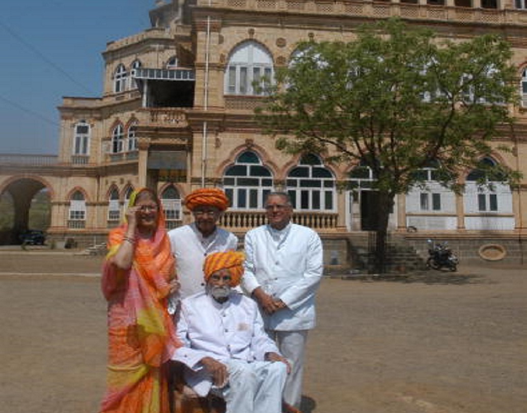 প্রতাপ সিংহজি ঝালা দেনা ও করের দায়ে ডুবে বাধ্য হয়ে মার্কিন সরকারের কাছে ৯৯৯ বছরের জন্য এই প্রাসাদকে লিজ দেন। বিগত কয়েক দশক ধরে এই জমির ক্রমবর্ধমান দাম দেখে রাজ পরিবারের আফশোস করা ছাড়া কোনও উপায় নেই। প্রতাপ সিংহের ছেলে দিগ্বিজয় সিংহ ঝালা বর্তমানে ওয়াঙ্কানারের রণজিৎ বিলাস প্যালেসে থাকেন।