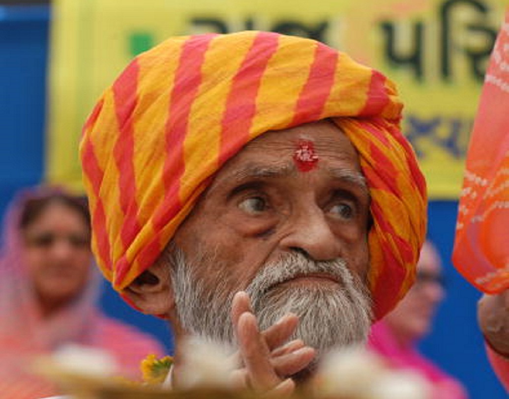 তিনি বলেন, “আমরা প্রাসাদ বিক্রির অন্যতম নিকৃষ্ট চুক্তি করেছি, যার আফসোস সারা জীবন থেকে যাবে। এই প্রাসাদেই আমার ছোটবেলা কেটেছে, সেই স্মৃতিজড়িত বাড়িটি হস্তান্তর হওয়া যেমন দুঃখের বিষয়, সেই চুক্তি লোকসানে পরিণত হওয়া আরও দুঃখের বিষয়।”