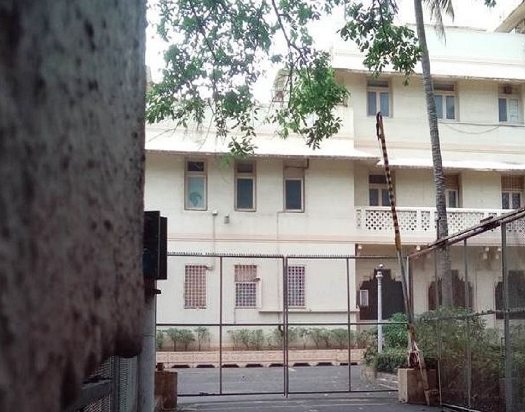 সাইরাসও ছাড়ার পাত্র নয়। তিনি আদালতের দ্বারস্থ হন। সরকারি দাবির স্বপক্ষে ডেপুটি কালেক্টর বলেন, “সমস্ত নথিপত্র দেখে বোঝাই যাচ্ছে যে জমিটি ভারত সরকারের। ১৯৩০ সালে এই জমিটি ওয়াঙ্কানারের রাজপরিবারকে দেওয়া হয়।” তবে অন্য একটি সূত্র বলছে, এক সময়ে এই প্রাসাদ  মার্কিন দূতাবাস থাকার কারণেই প্রতিরক্ষা দফতর এই জমি দখল করতে চায়।