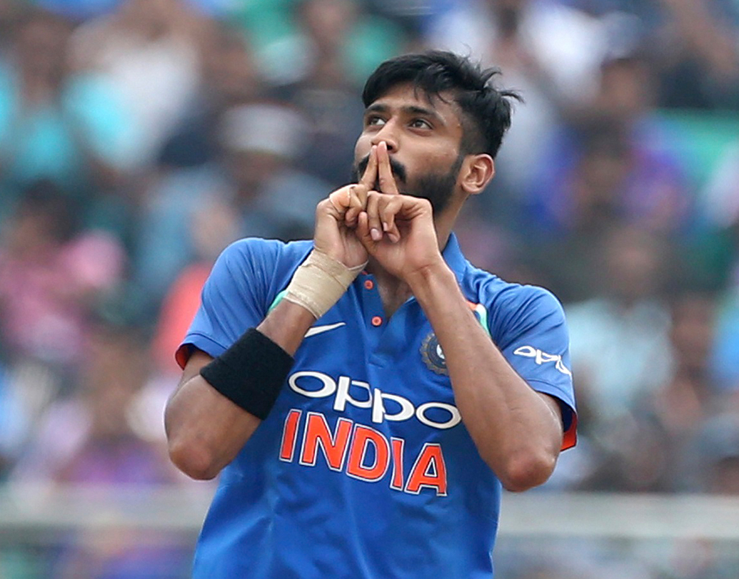 খলিল আহমেদ- জাহির খানের পর ভারতীয় দলে নিয়মিত বাঁ-হাতি পেসারের অভাব দেখা গিয়েছে। যে অভাব খলিল মেটাতে পারেন বলে মনে করছে ভারতীয় বোর্ড। সুযোগ দেওয়া হয়েছে তাঁকে। ক্যারিবিয়ান সফরেই তাঁকে প্রমাণ করতে হবে নিজেকে।